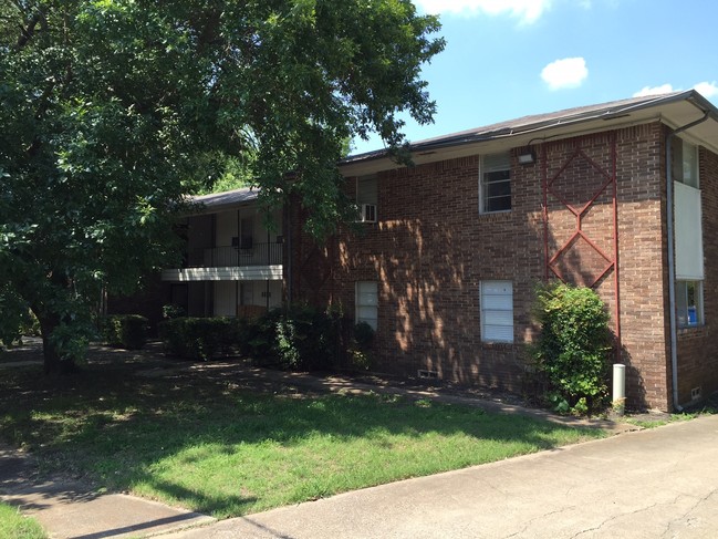 1201 N Elm St in Lancaster, TX - Foto de edificio - Building Photo