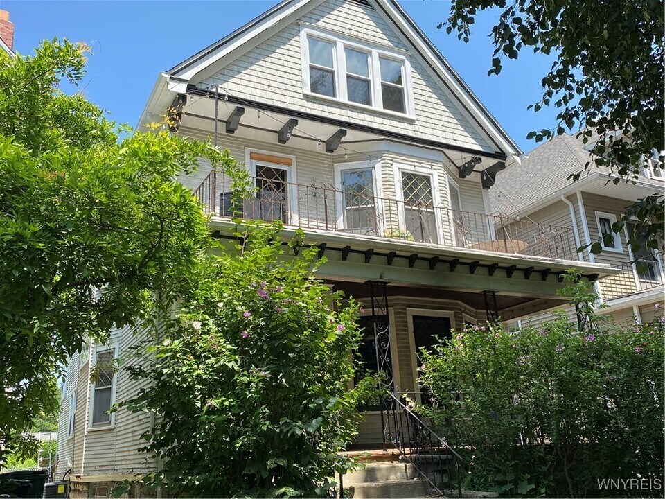 114 Russell St in Buffalo, NY - Building Photo