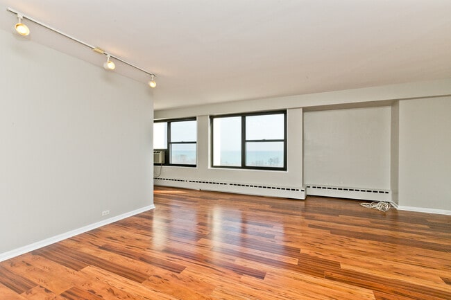 3410 N Lake Shore Dr, Unit 14F in Chicago, IL - Building Photo - Building Photo