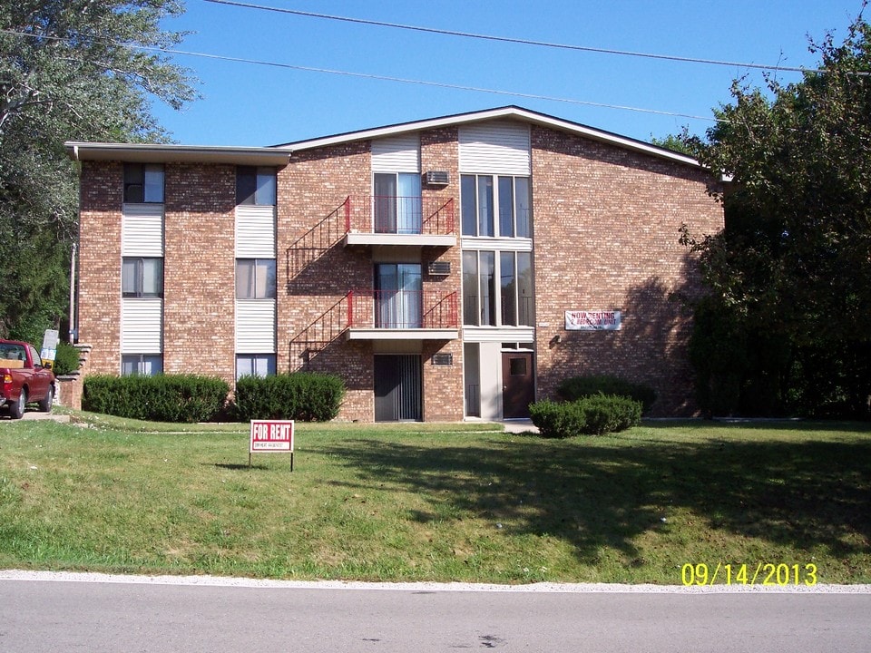 10628 W Bobolink Ave, Unit 8 in Milwaukee, WI - Foto de edificio