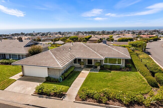 3501 Sausalito Dr in Corona Del Mar, CA - Foto de edificio - Building Photo