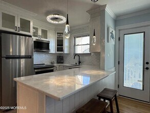 98 Wharfside Dr in Monmouth Beach, NJ - Foto de edificio - Building Photo