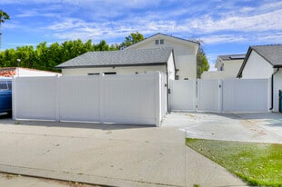 15557 Wyandotte St in Van Nuys, CA - Building Photo