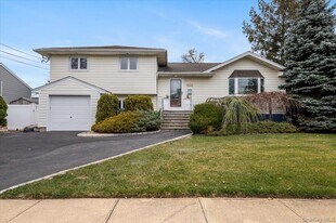 2495 Navy Pl in Bellmore, NY - Building Photo