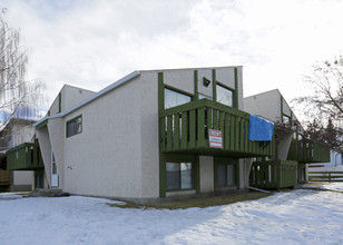 4915 Varsity Dr NW in Calgary, AB - Building Photo - Primary Photo