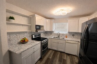 561 NE 159th St in Miami, FL - Building Photo - Building Photo