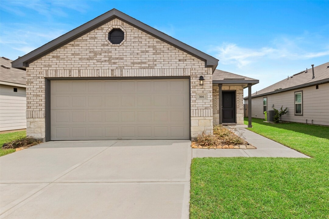 166 Sterling River Ln in Magnolia, TX - Building Photo