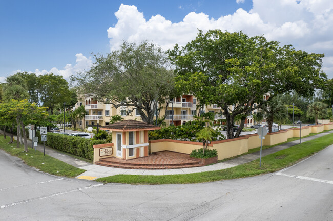 Village of Kings Creek in Miami, FL - Foto de edificio - Building Photo