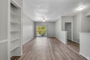 Cottonwood in Dallas, TX - Building Photo