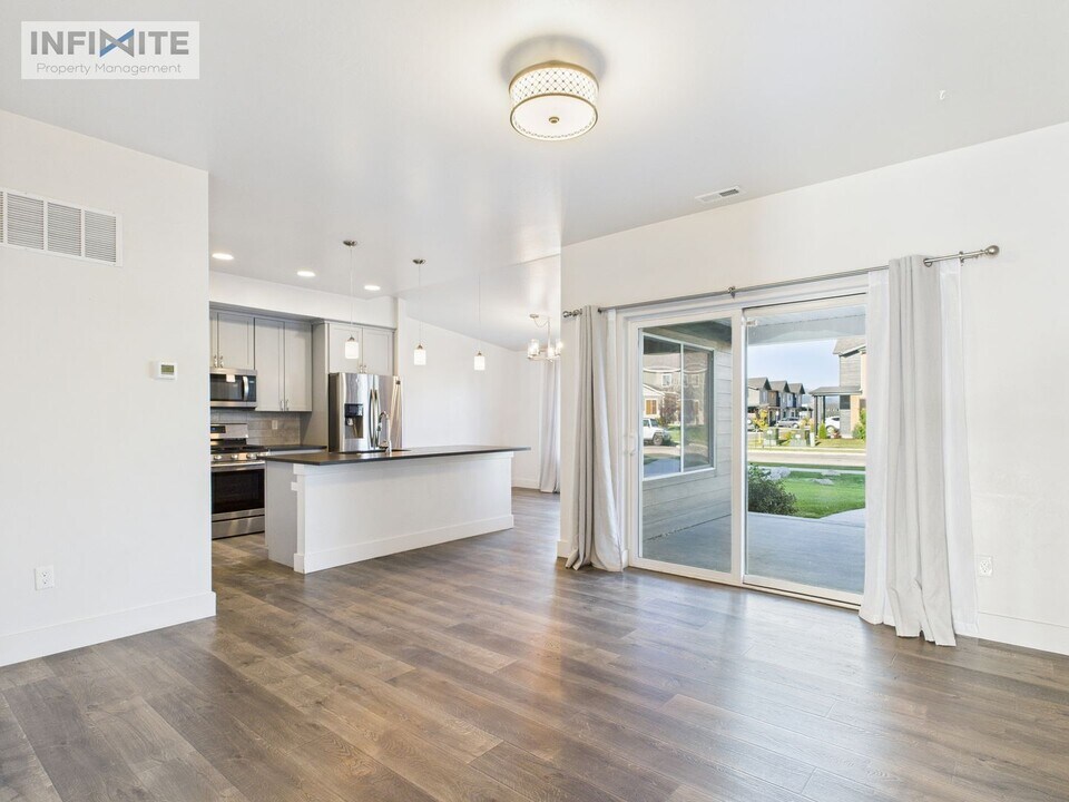 4830 Flanders Way in Bozeman, MT - Foto de edificio