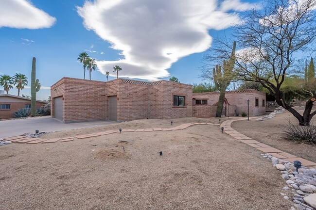 7602 E Sabino Vista Dr in Tucson, AZ - Building Photo - Building Photo