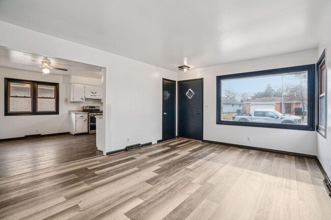 8610 W Potomac Ave in Milwaukee, WI - Foto de edificio - Building Photo