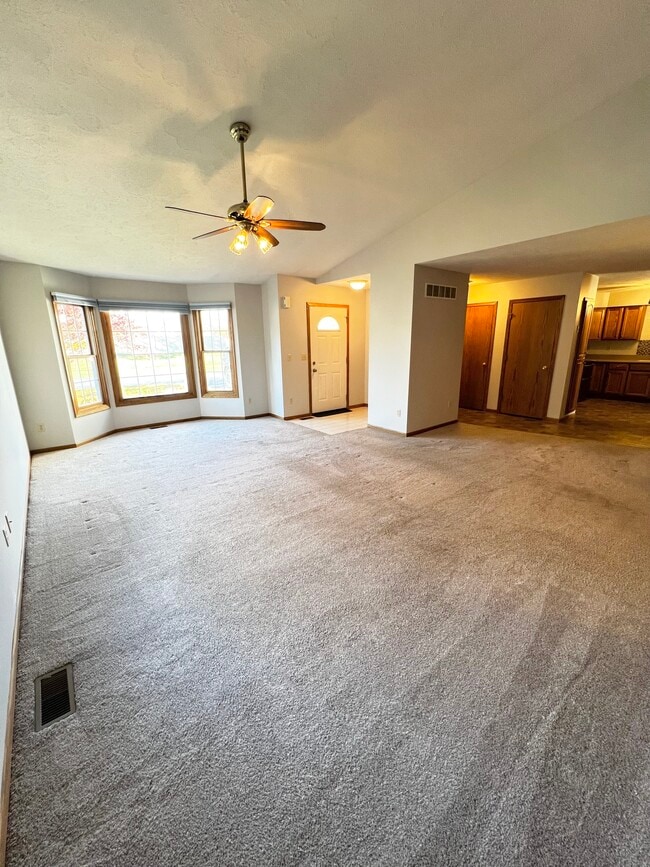 1129 Golf Ct in Dekalb, IL - Building Photo - Building Photo