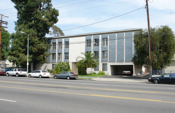 6660 Woodman Ave in Van Nuys, CA - Building Photo - Building Photo