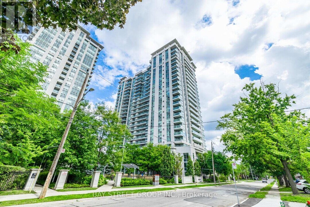 17 Anndale Dr in Toronto, ON - Building Photo
