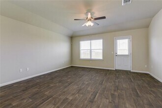 401 Cassandra Dr in Hutto, TX - Building Photo - Building Photo