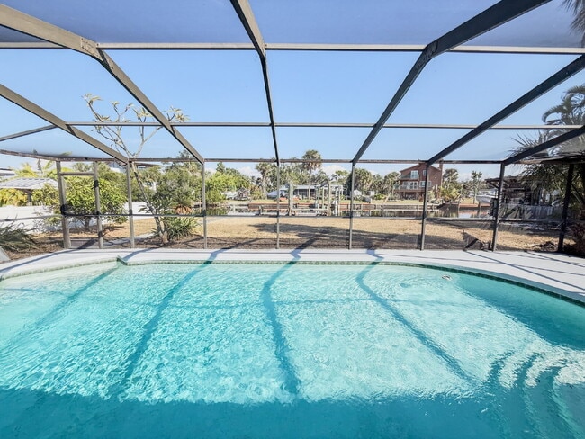 818 Bayview Dr in Ruskin, FL - Building Photo - Building Photo