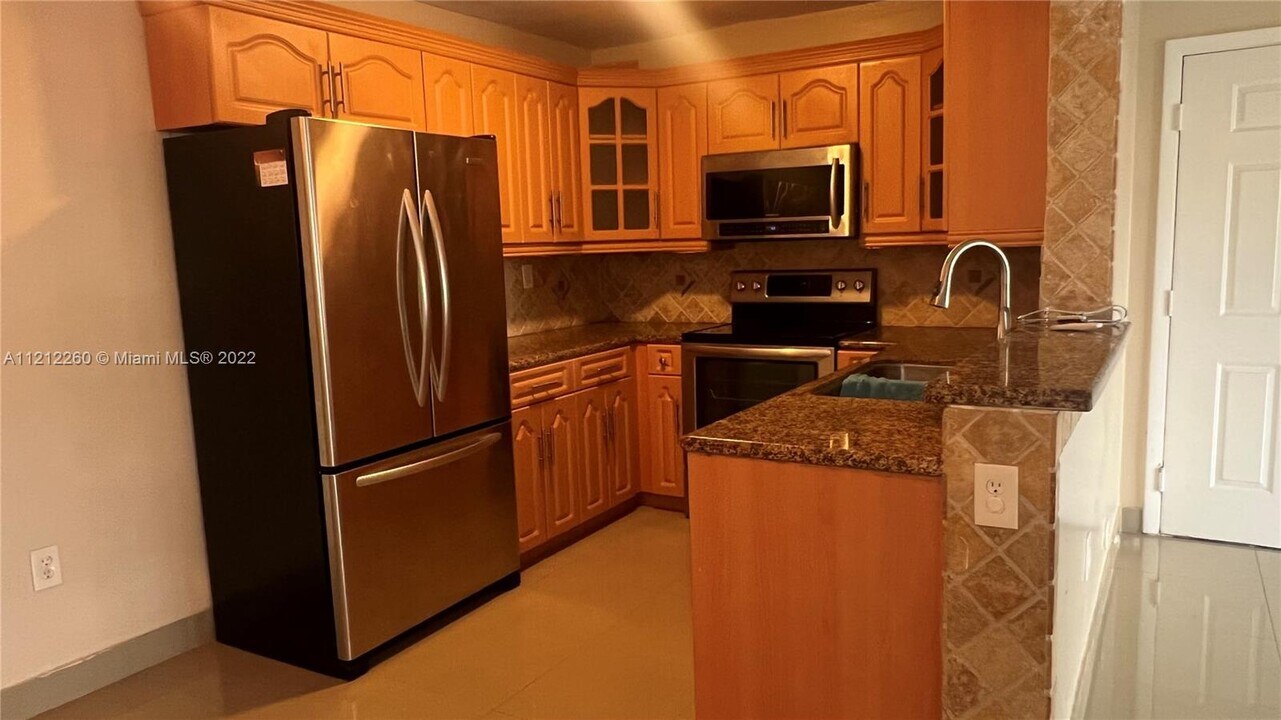 200 Palm Cir W, Unit 105 in Pembroke Pines, FL - Building Photo