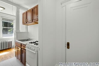 172 Maple St, Unit 303 in Malden, MA - Foto de edificio - Building Photo