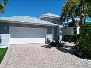 3005 Coco Ave in Naples, FL - Building Photo - Building Photo