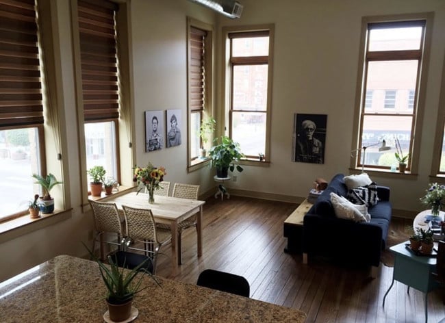 136 N Hastings Ave, Unit 202