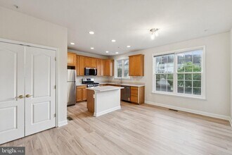 909 Crestfield Dr in Rockville, MD - Building Photo - Building Photo