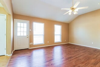 1101 Darren Dr in Burleson, TX - Foto de edificio - Building Photo