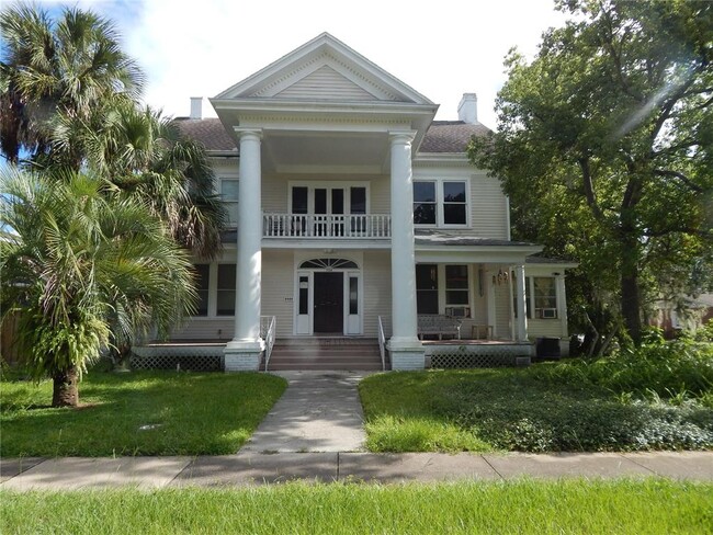 property at 720 W Verona St