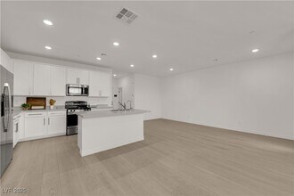 334 Laurel Peak Dr in Henderson, NV - Building Photo - Building Photo