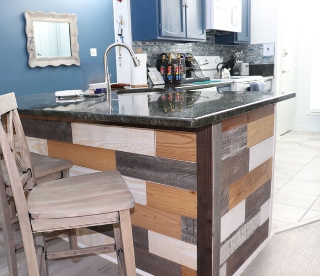 164 April Point Dr N