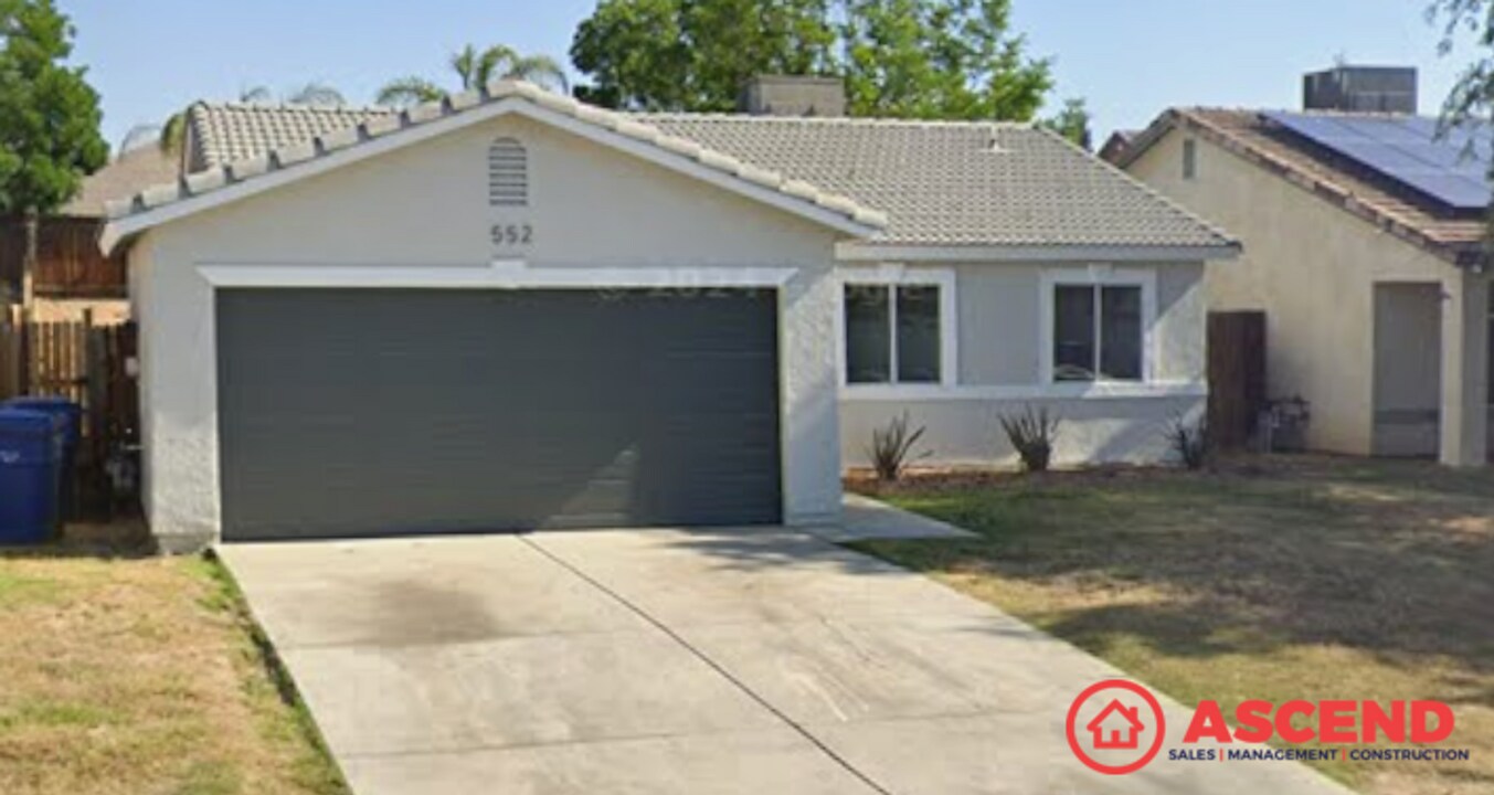 552 Sunset Meadow Ln in Bakersfield, CA - Building Photo