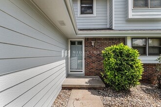 1611 S 168th Ave in Omaha, NE - Foto de edificio - Building Photo