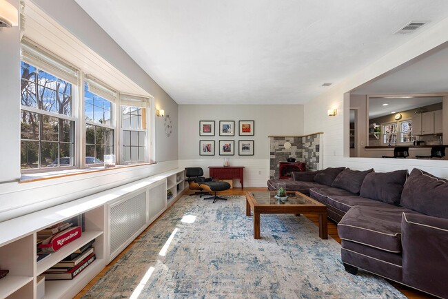 16 Payne Ave in Sag Harbor, NY - Building Photo - Building Photo
