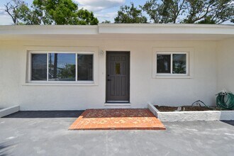 695 Sunset Dr in Tarpon Springs, FL - Building Photo - Building Photo