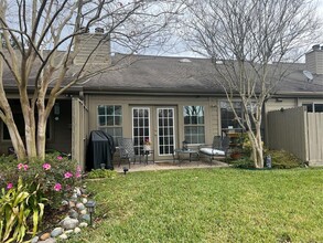 9400 Doliver Dr in Houston, TX - Building Photo - Building Photo