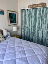 21851 Newland St in Huntington Beach, CA - Foto de edificio - Building Photo