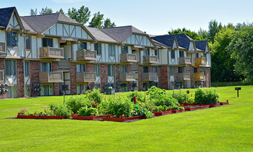 Huntington Place Apartments in Essexville, MI - Foto de edificio - Building Photo