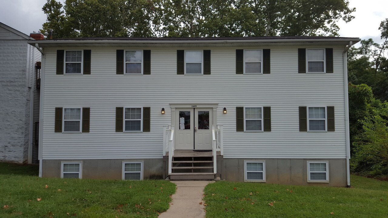 1649 Clawson St in Alton, IL - Building Photo
