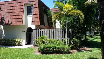 2221 White Pine Cir in Greenacres, FL - Building Photo