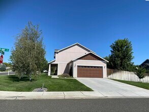 2002 Diamond Head Way in West Richland, WA - Building Photo - Building Photo