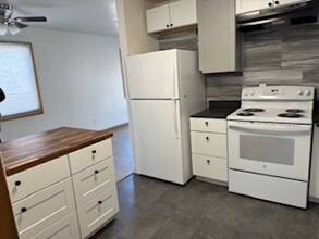 2401 Friendship St in Iowa City, IA - Building Photo - Building Photo