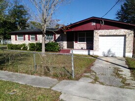 7471 John F Kennedy Dr W in Jacksonville, FL - Building Photo