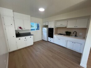 2939 S Bronson Ave, Unit 4 in Los Angeles, CA - Building Photo - Building Photo