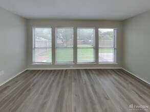 1701 Pecan View Dr in Garland, TX - Foto de edificio - Building Photo