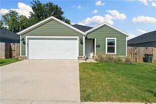 5943 W Holdcroft Dr in Fayetteville, AR - Building Photo