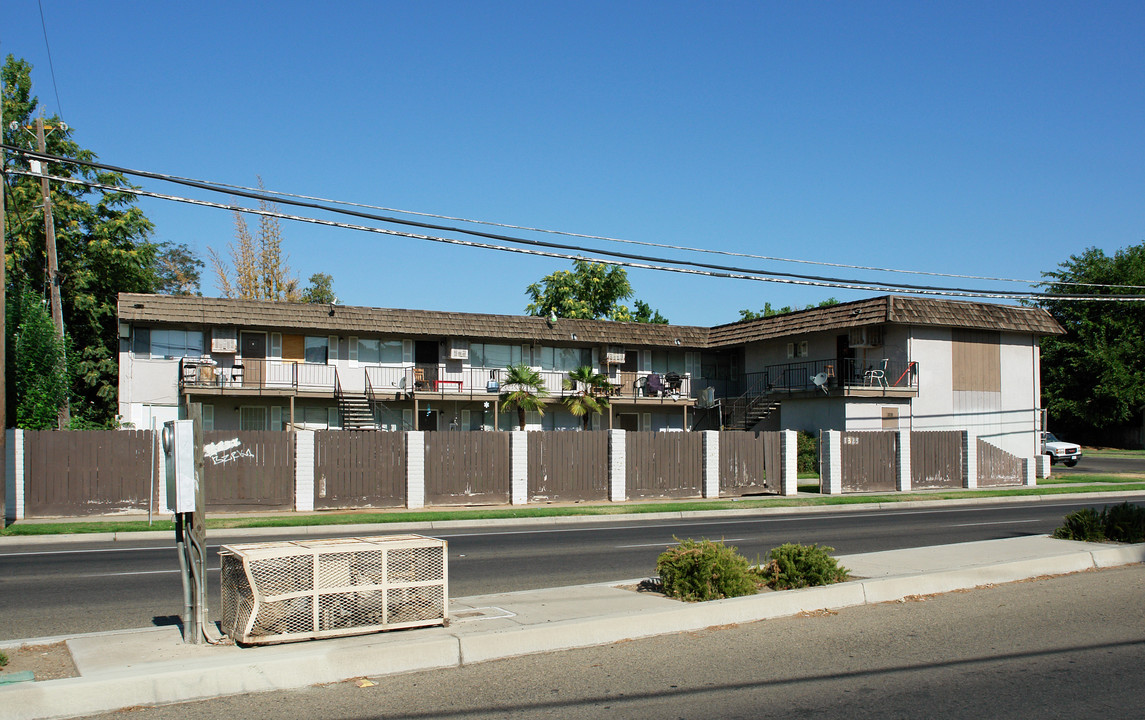 1325 N Chestnut Ave in Fresno, CA - Building Photo