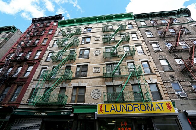 196-198 Mott St in New York, NY - Foto de edificio - Building Photo