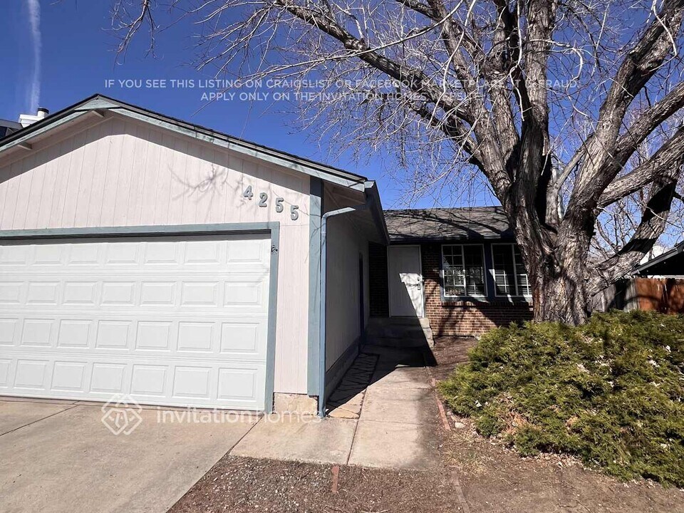 4255 S Naples Way in Aurora, CO - Foto de edificio