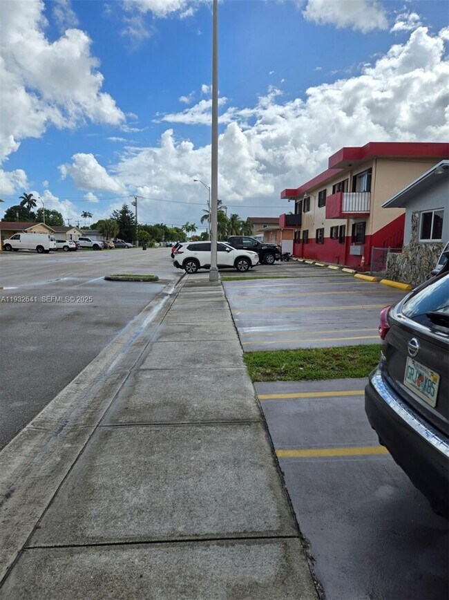 354 W 19th St-Unit -4 in Hialeah, FL - Building Photo - Building Photo