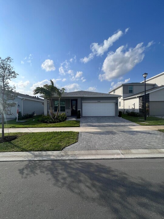 10646 Hensley St in Port St. Lucie, FL - Building Photo